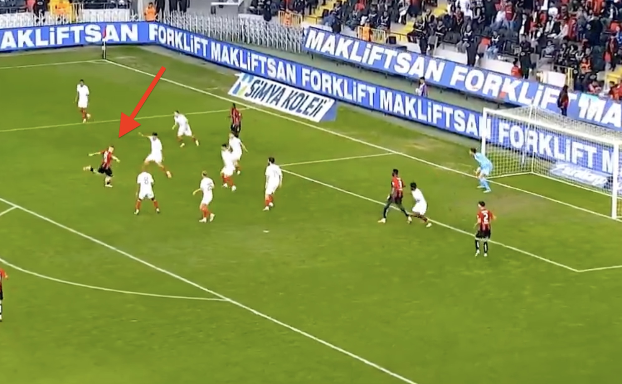 Drugi mecz z rzędu z golem. Kozłowski pracuje na transfer"