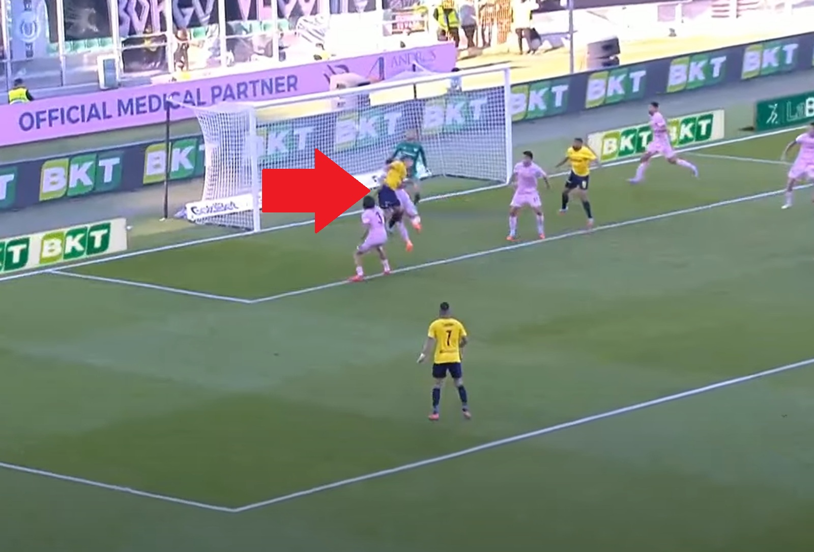 Koszmar Bereszyńskiego we Włoszech. Tylko spójrz, co zrobił po wejściu na boisko [WIDEO]