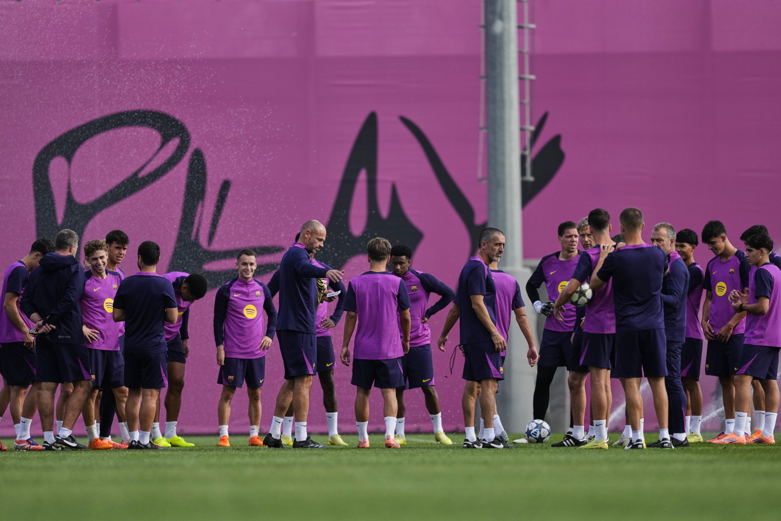 W końcu w składzie będzie napastnik. Dobra i zła wiadomość dla Hansiego Flicka