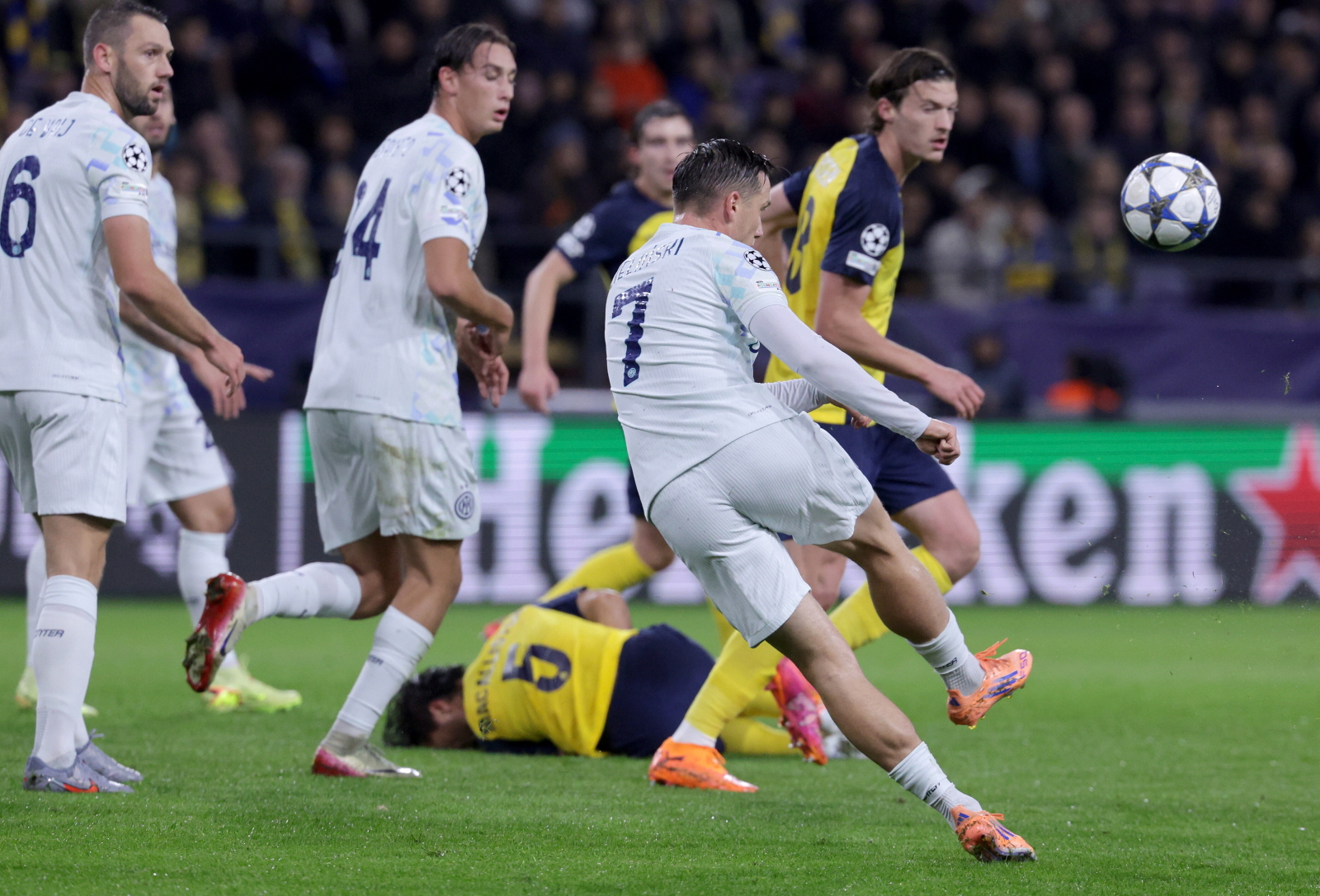 Inter Mediolan idzie jak burza w Lidze Mistrzów. Niecodzienny mecz Zielińskiego