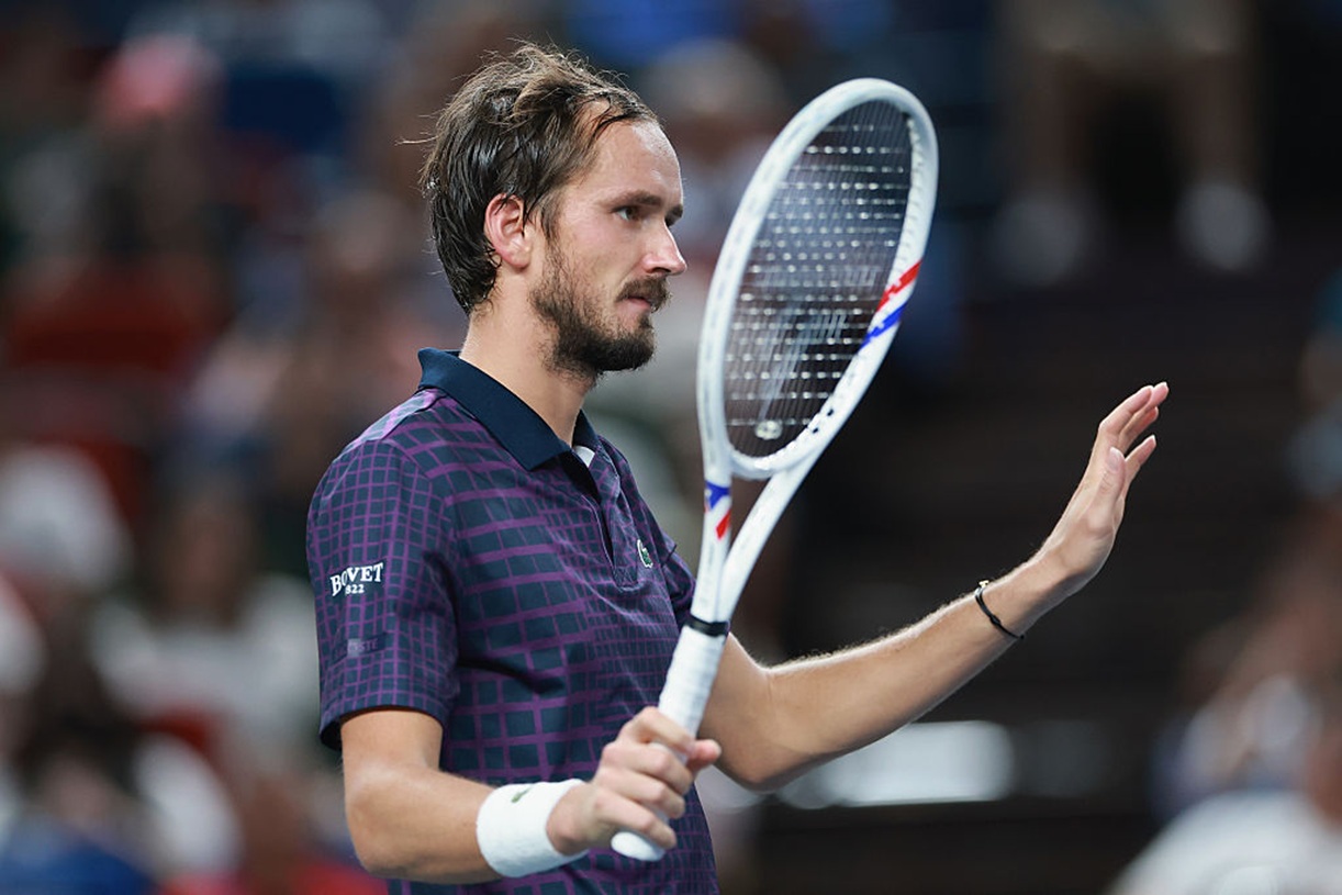 Rosjanin nie zwalnia tempa. Tie-break nie wytrącił go z równowagi