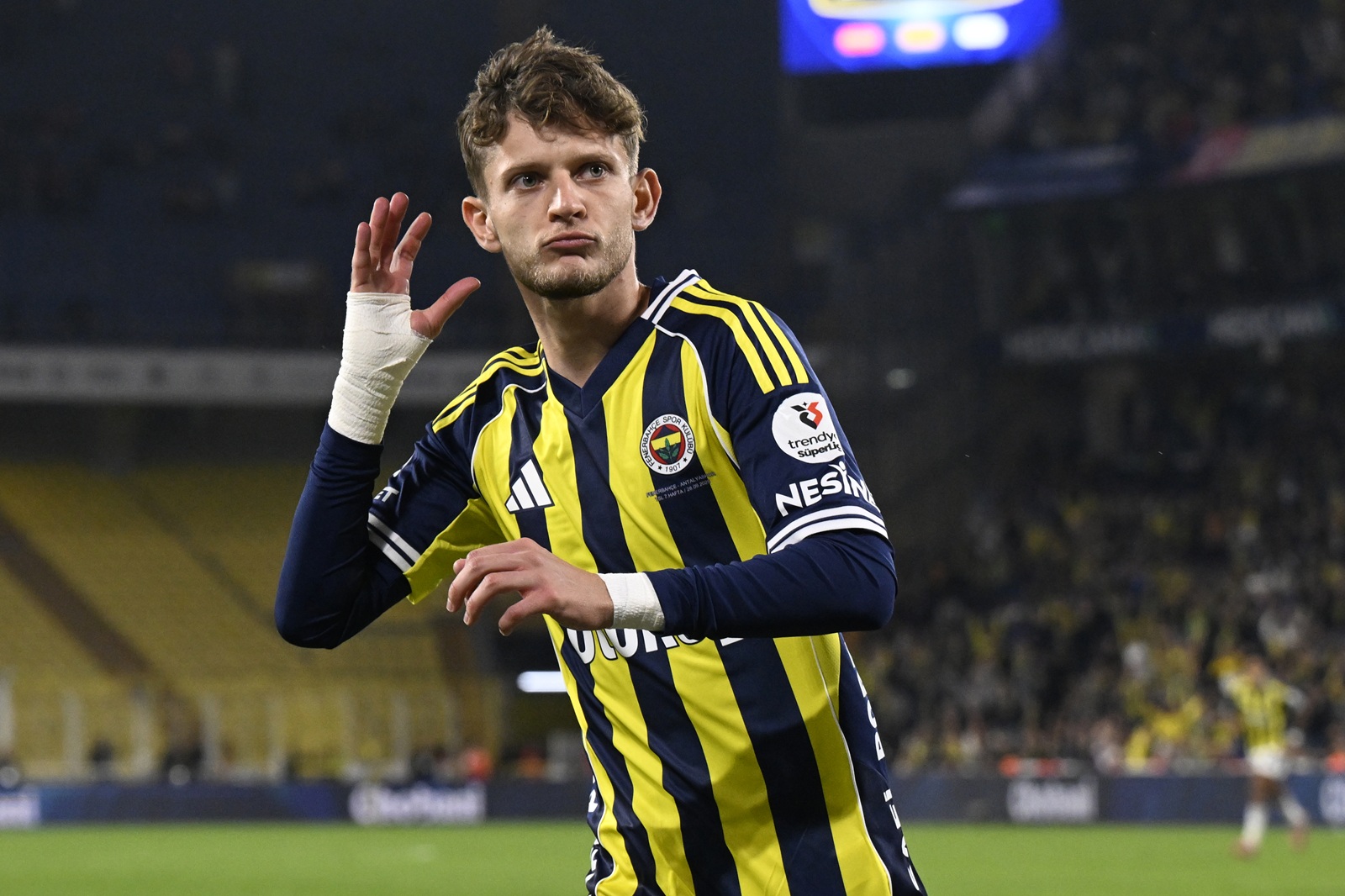 Zwiastują transfer Szymańskiego. "Gwiazdor żegna się z Fenerbahce"