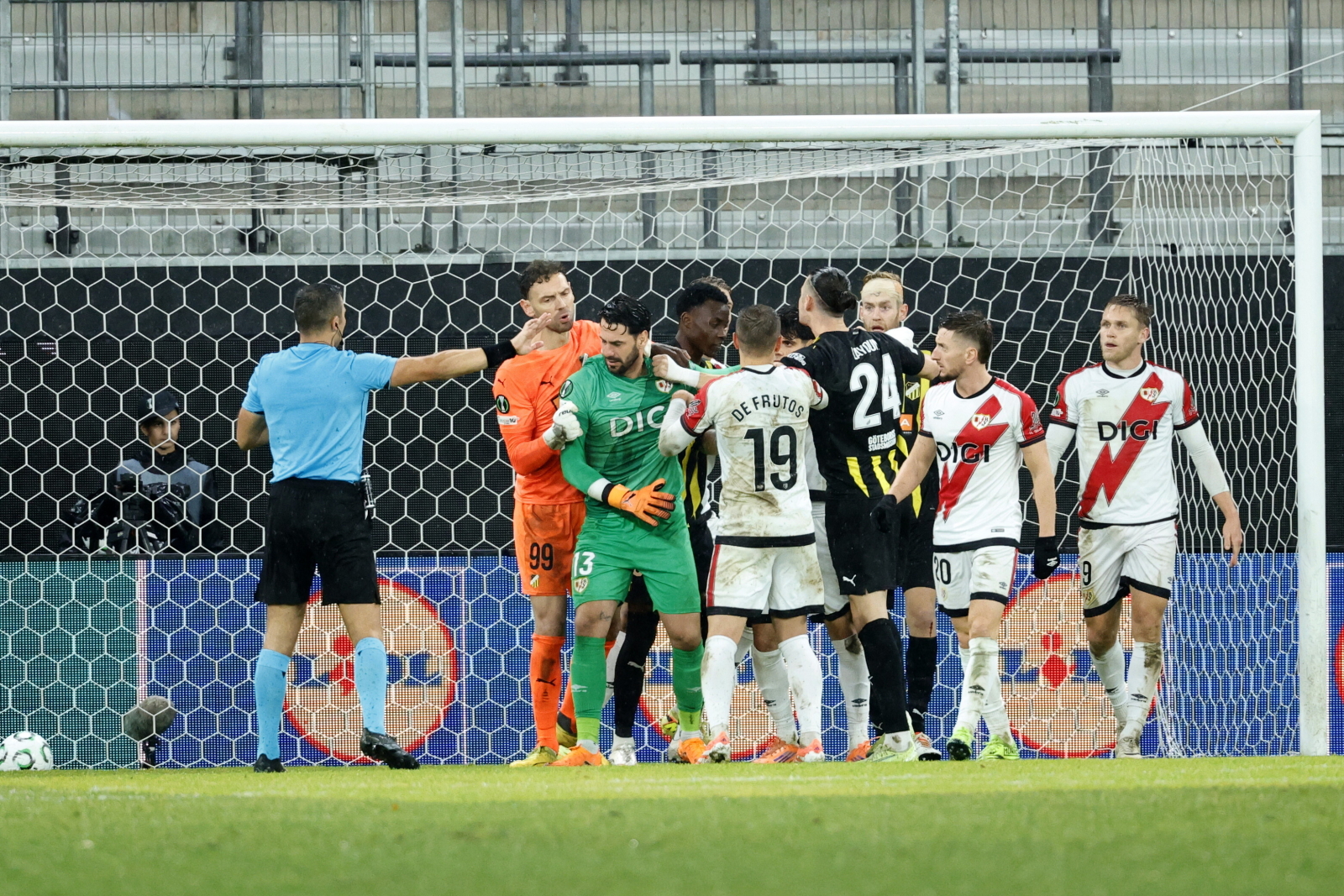 Piotr Parzyszek zatrzymany. Przerwany mecz Ligi Konferencji