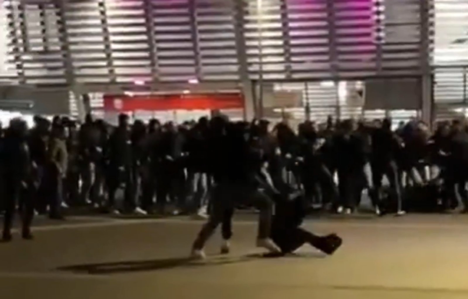 Brutalne sceny. Kibole rzucili się na siebie przed meczem