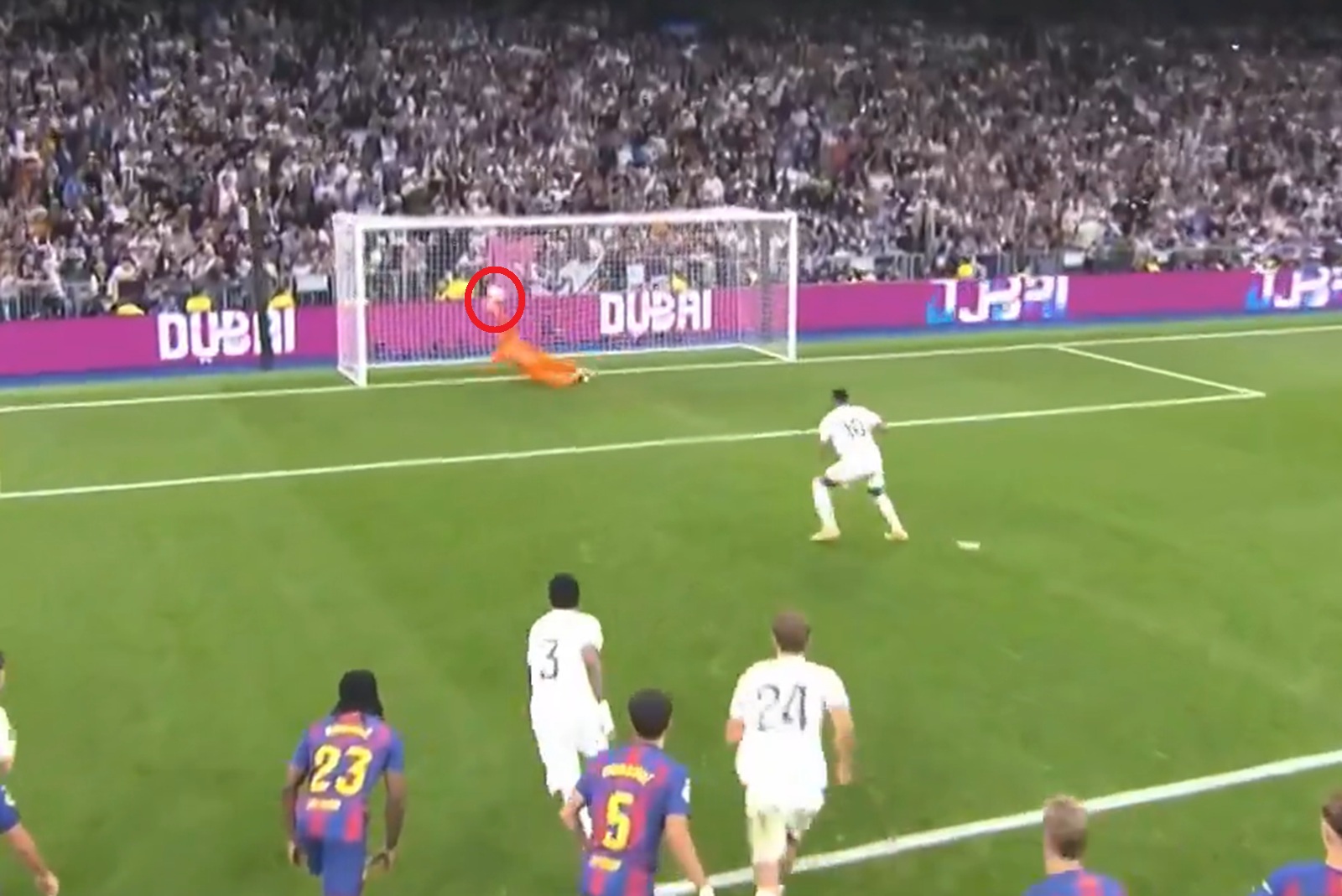 Ależ to wyjął. Jest już nagranie, jak Szczęsny obronił karnego Mbappe