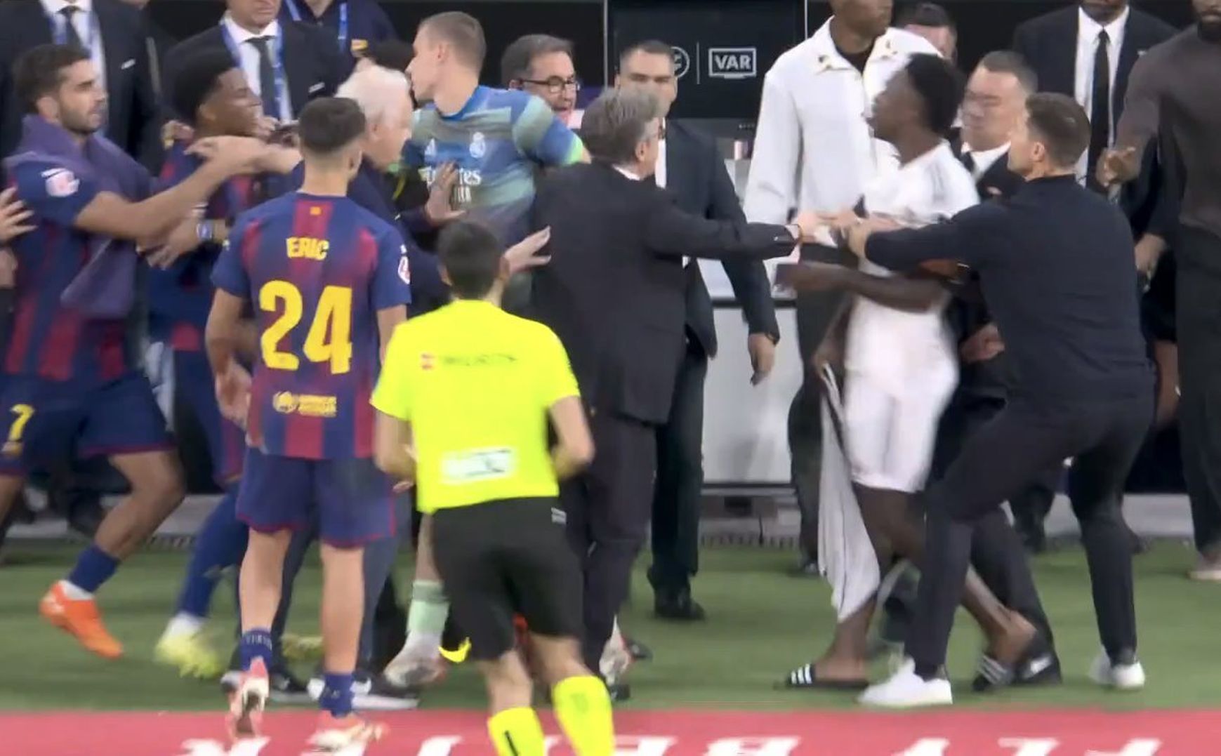 Czerwona kartka i się zaczęło. Afera na sam koniec El Clasico