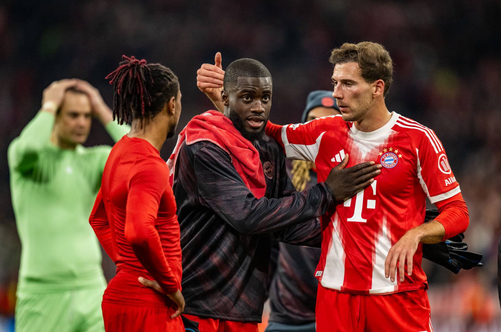 Filar Bayernu rozchwytywany. Angielscy giganci w grze