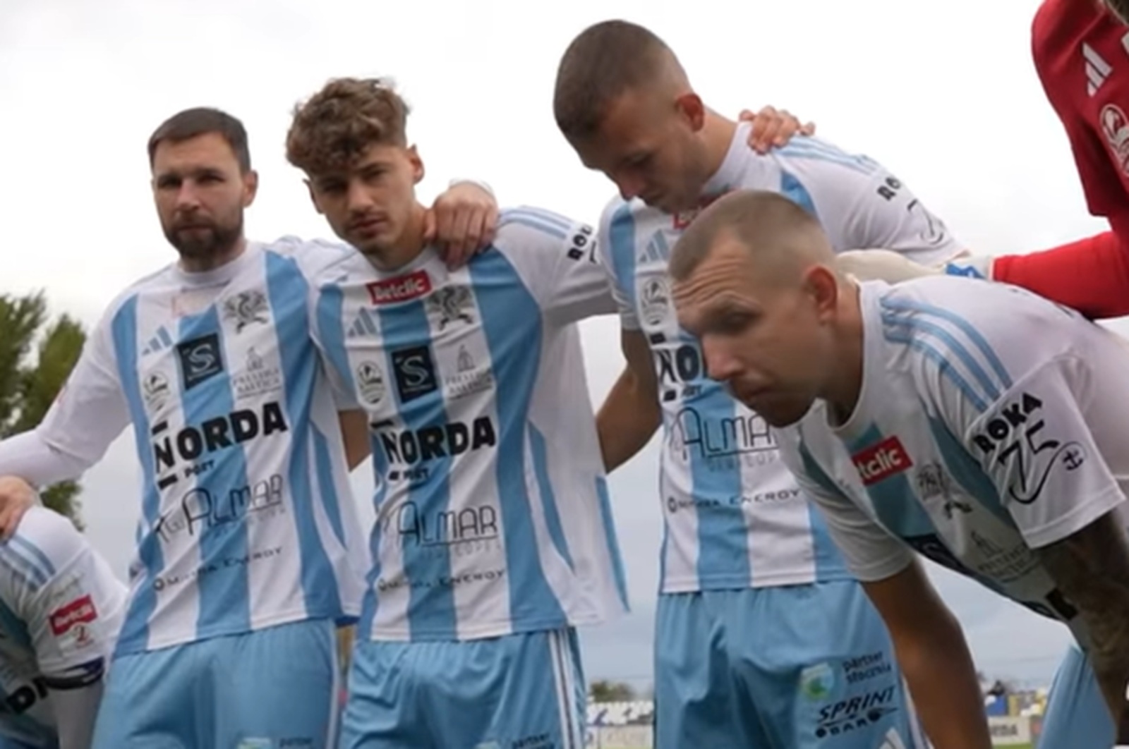 "Na szczęście nikt nie odniósł obrażeń". Mecz STS Pucharu Polski opóźniony