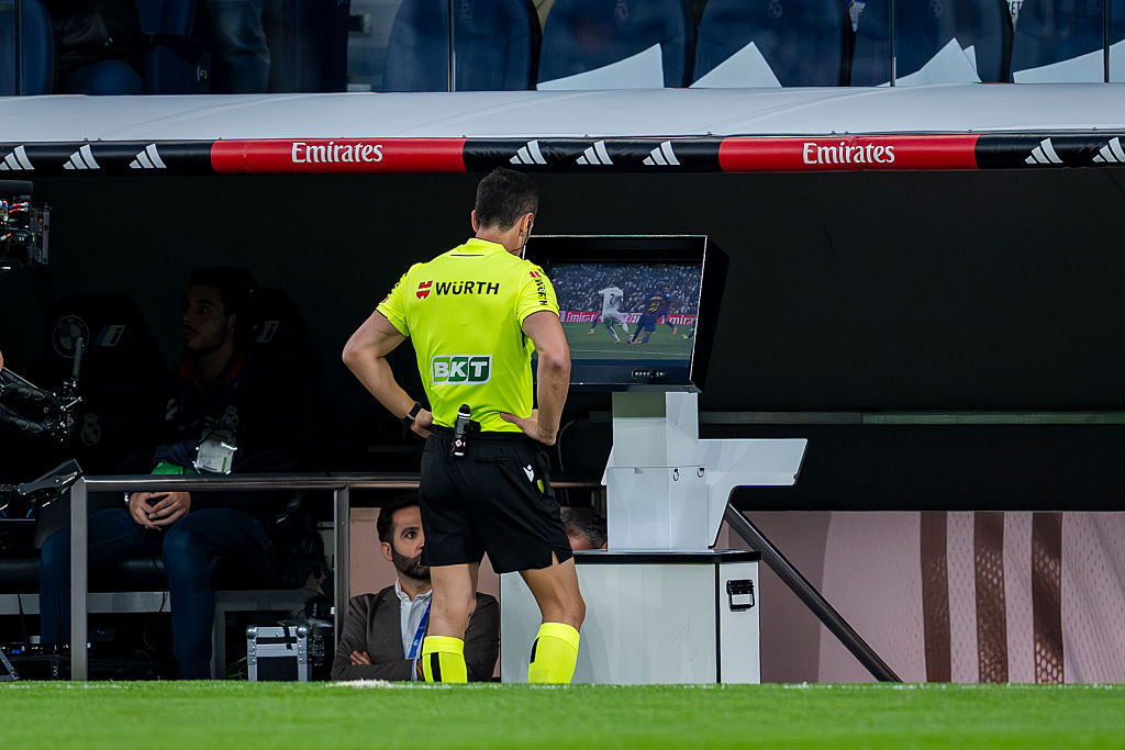 Przełomowa zmiana w przepisach? Sędziowie VAR mogą mieć więcej do powiedzenia