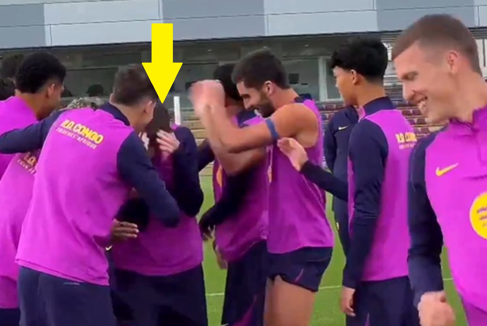 Lewandowski wrócił do treningów. Tak przywitali go koledzy