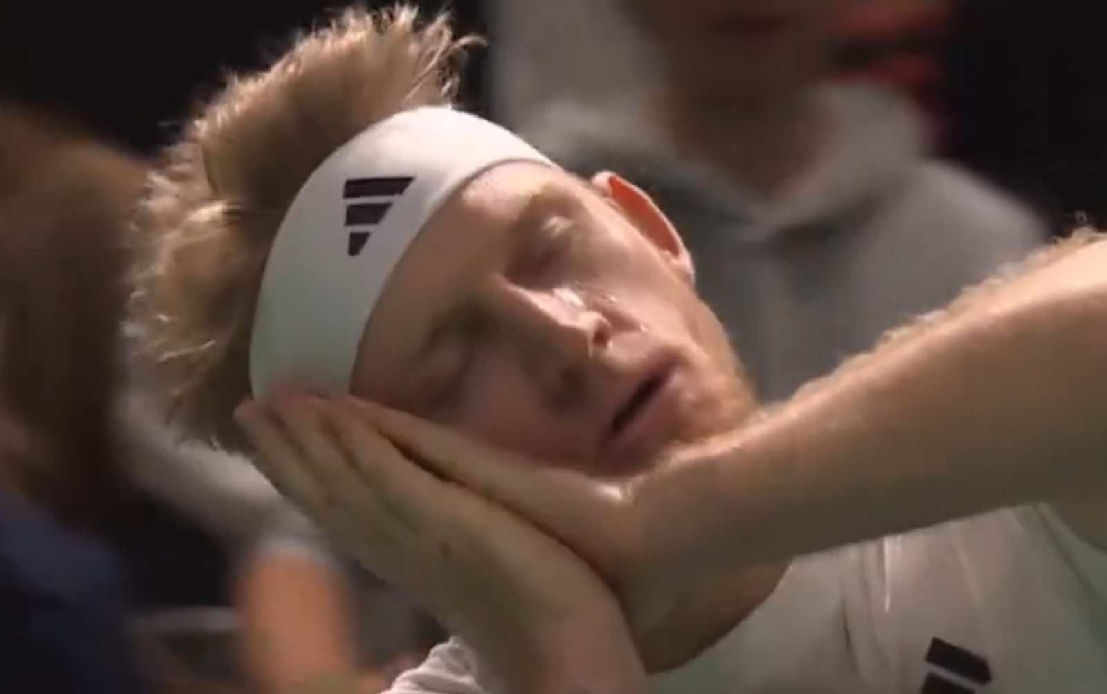 Francuzi go wygwizdali i wybuczeli po tym geście. Gorąco w Paryżu