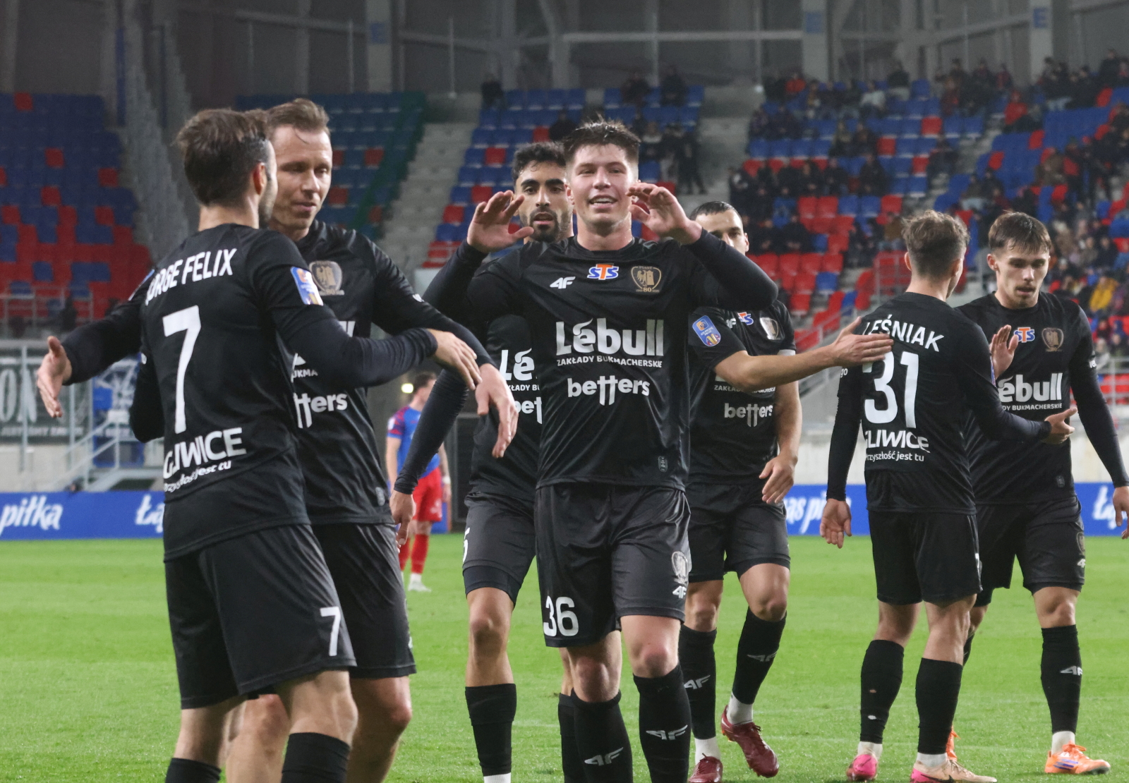 PKO Ekstraklasa: Piast Gliwice wciąż na dnie, coraz gorsza sytuacja Bruk-Bet Termaliki, zobacz tabelę