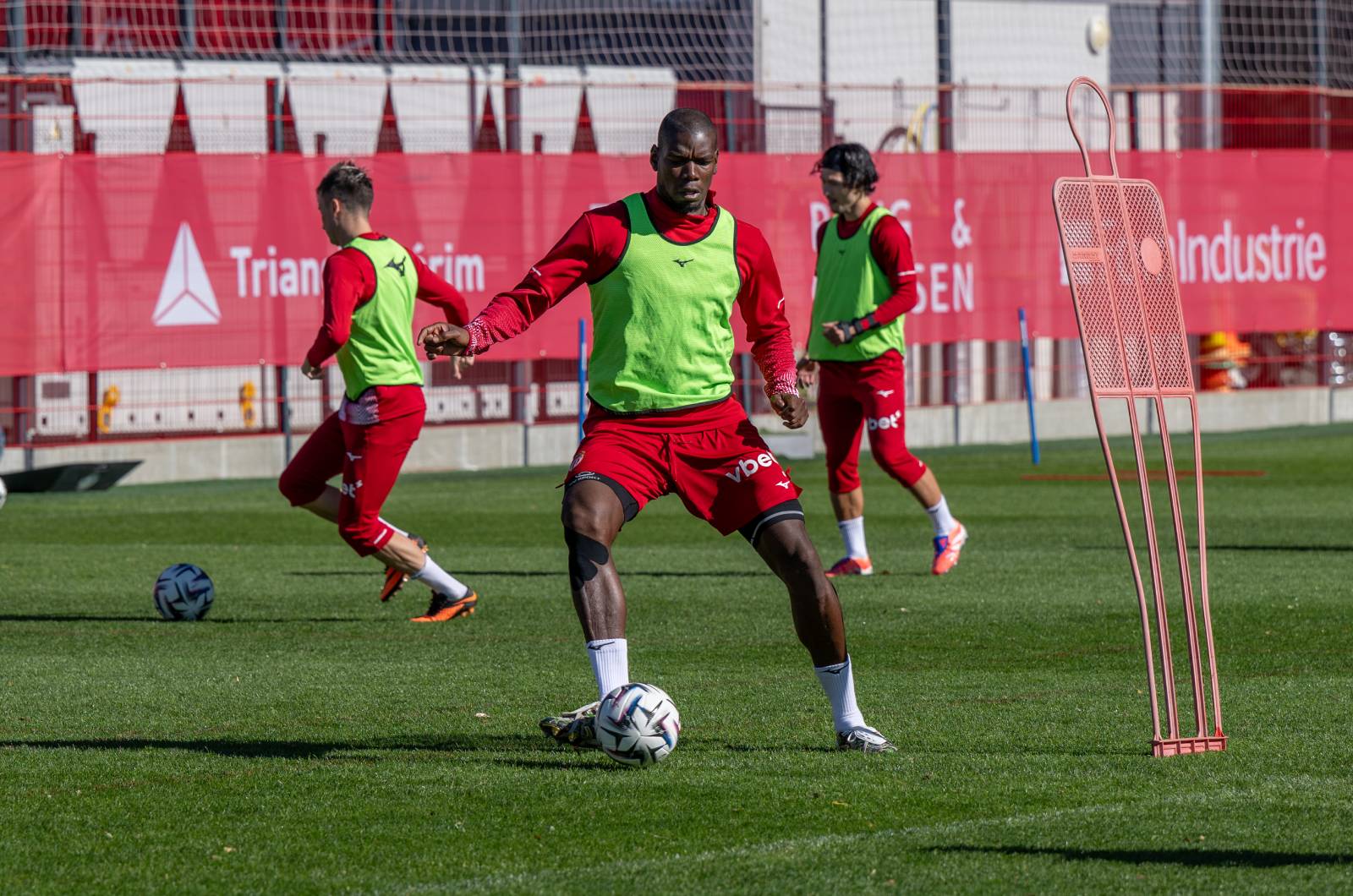 Kolejny pech słynnego pomocnika. Nie grał dwa lata, jeszcze poczeka