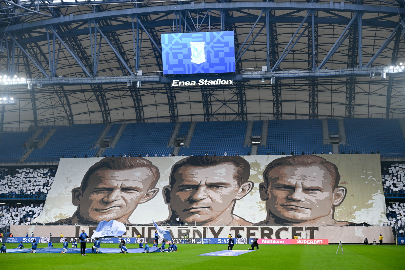 Wyjątkowa oprawa na stadionie Lecha Poznań. "Legendarny tercet"