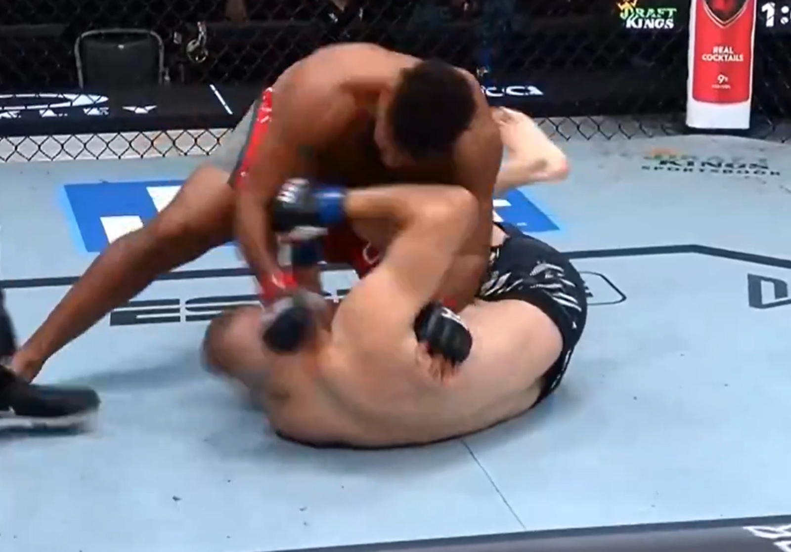 Myślał, iż znokautował rywala. Sędzia wkroczył do akcji. A potem taki zwrot!