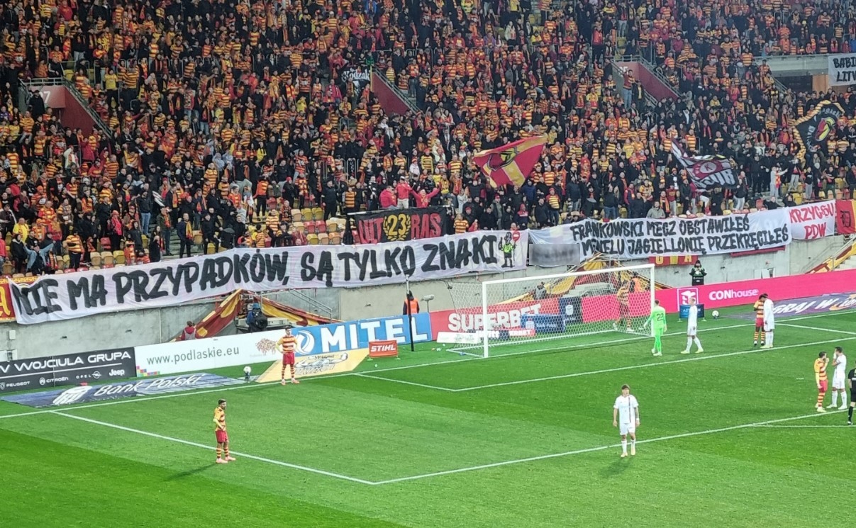 Sędzia przerwał mecz w Ekstraklasie. Wszystko przez ten transparent