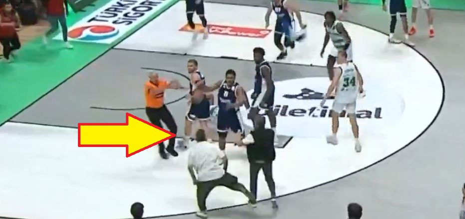 Potężna awantura w Turcji. Rzucił piłką w kibica