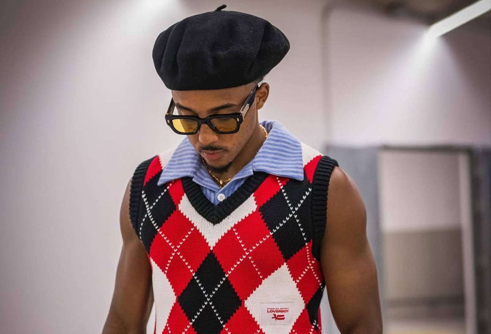 Poznajecie? To nie artysta czy projektant mody. Gra z Lewandowskim