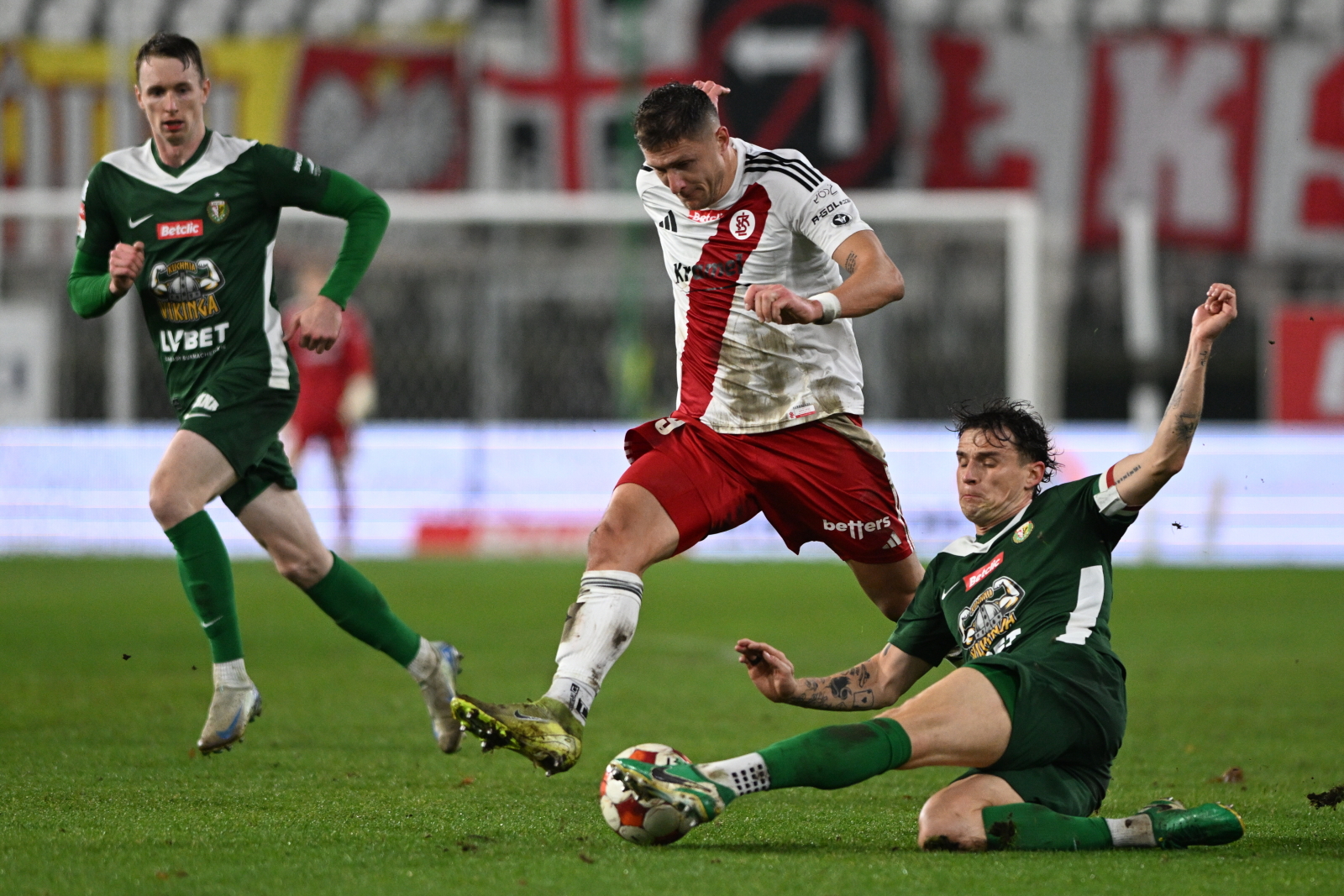 Gole, które wyłoniły się z dymu. Śląsk Wrocław prowadził w Łodzi, ale przegrał