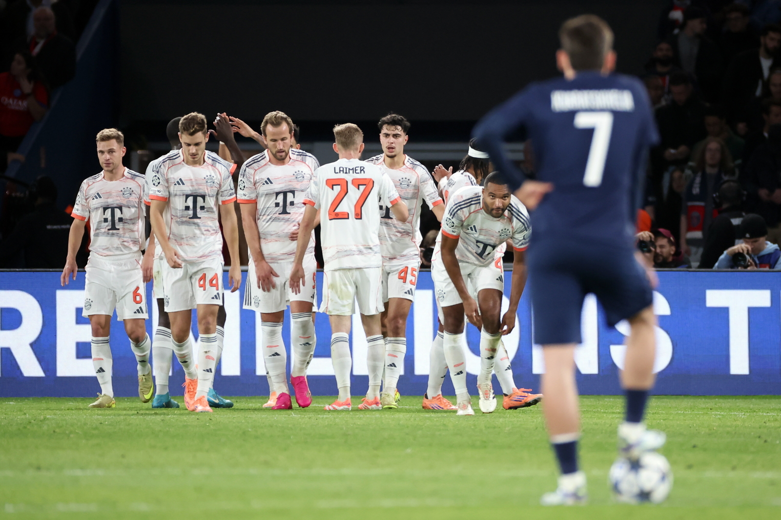 Pół meczu w dziesięciu, a Bayern Monachium i tak pokazał moc w Lidze Mistrzów