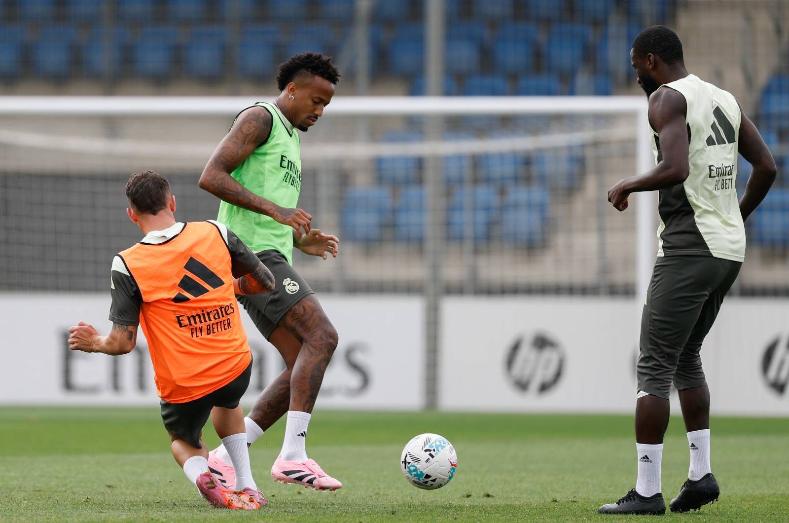 Real zawiesił rozmowy z obrońcą. Ofert dla niego nie zabraknie