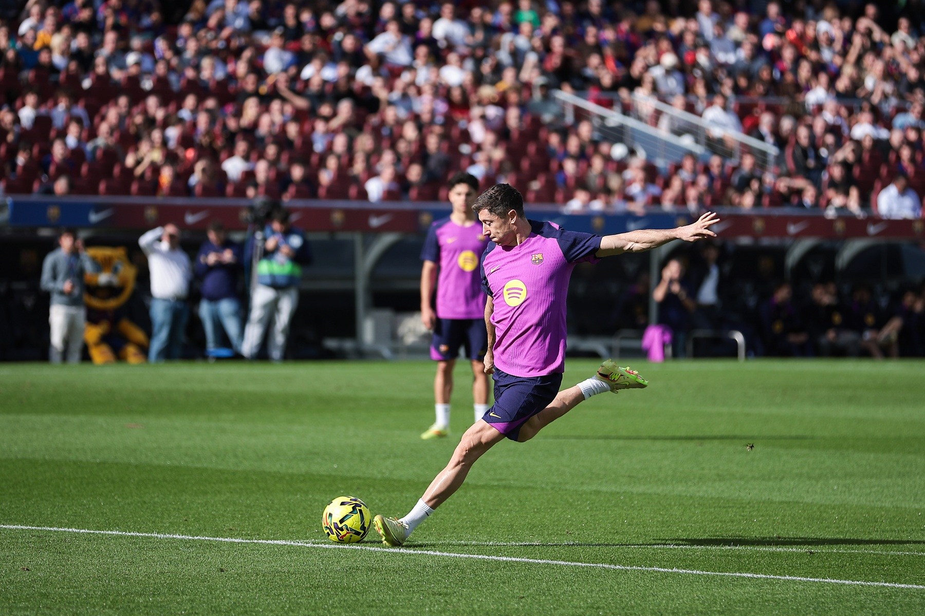 Pierwszy trening na nowym Camp Nou. Tak przywitali Lewandowskiego