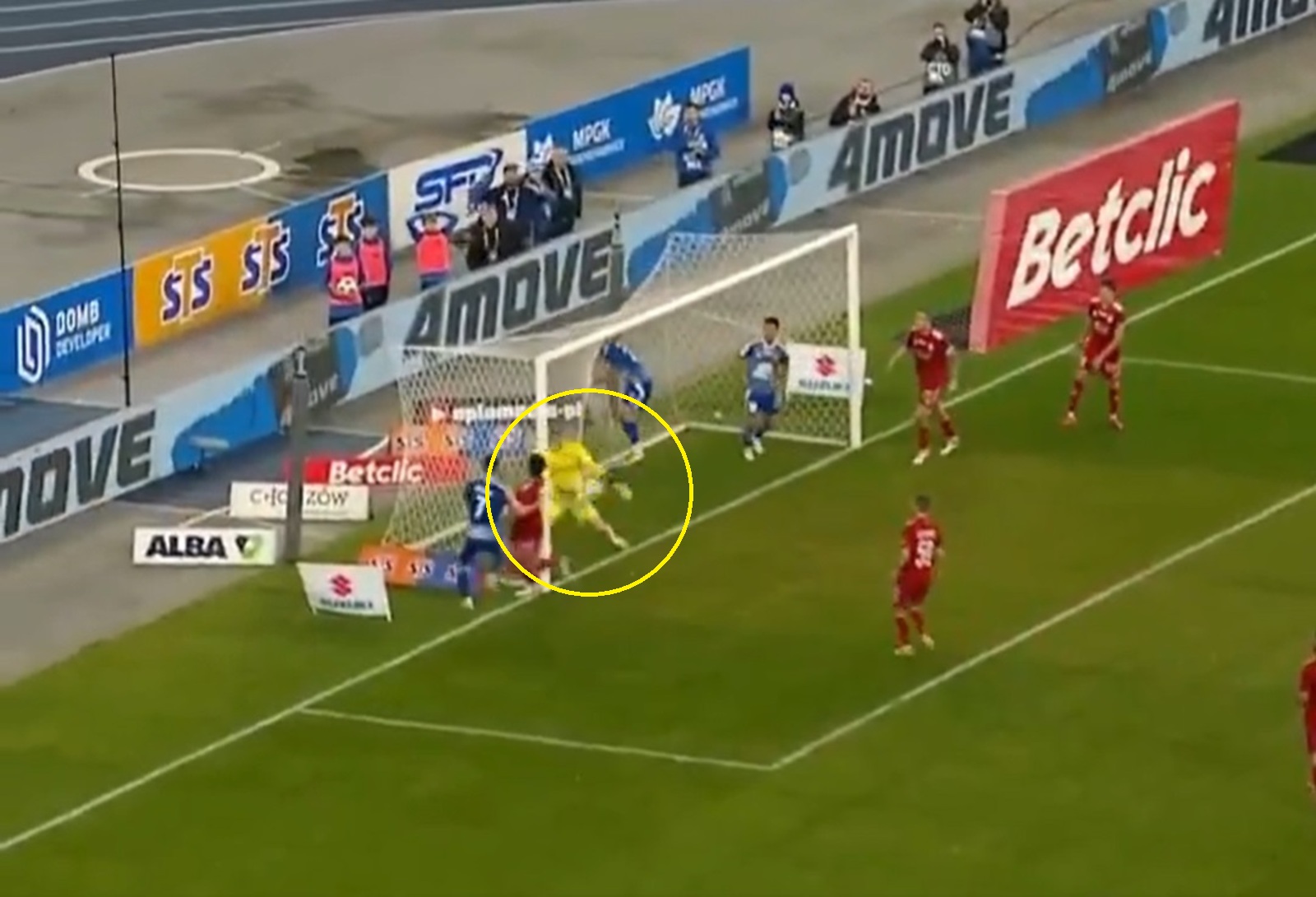 Kuriozalny gol w polskiej lidze. To trzeba zobaczyć [WIDEO]