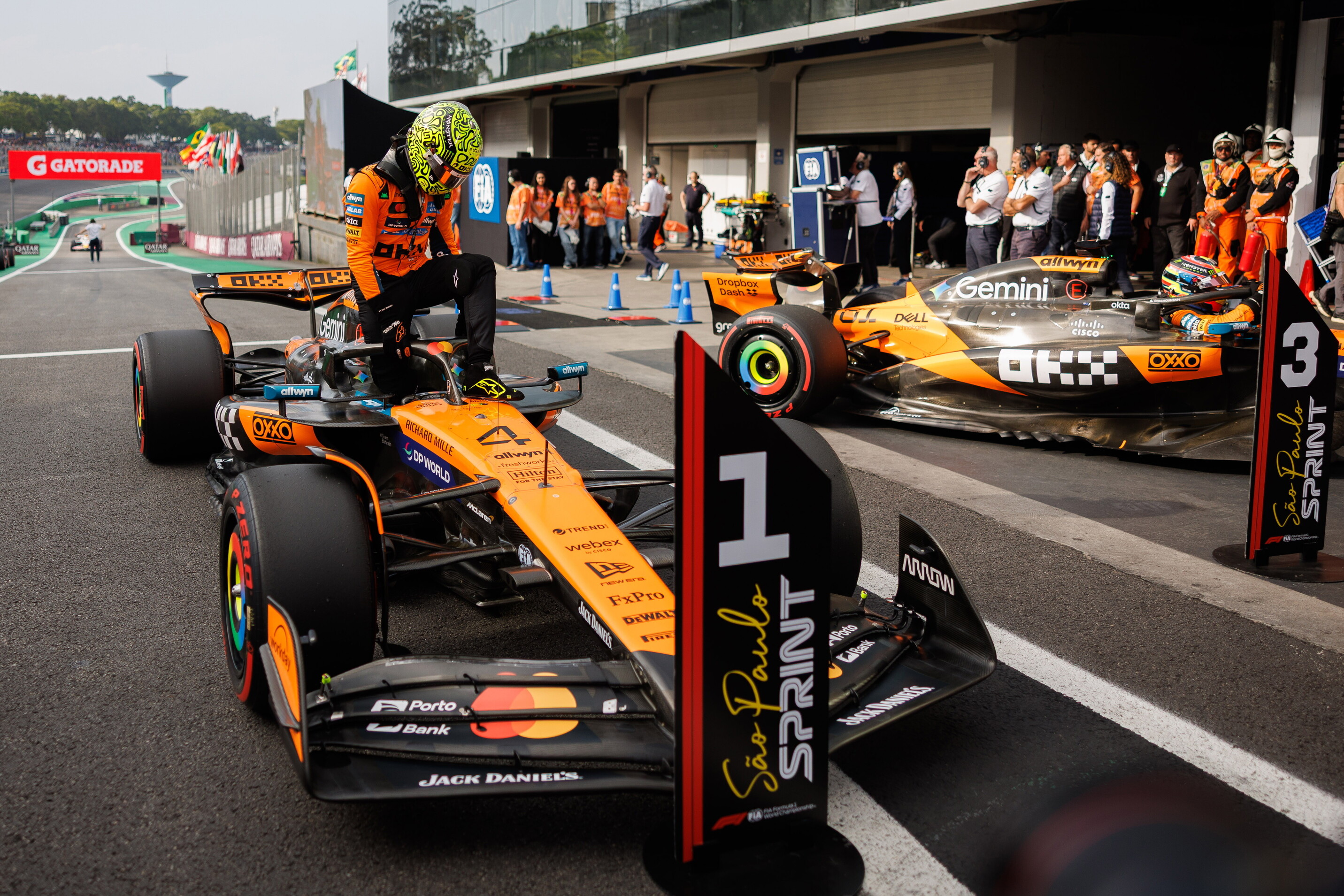 Marzenia o tytule roztrzaskał o bandę? Szalone obrazki w F1