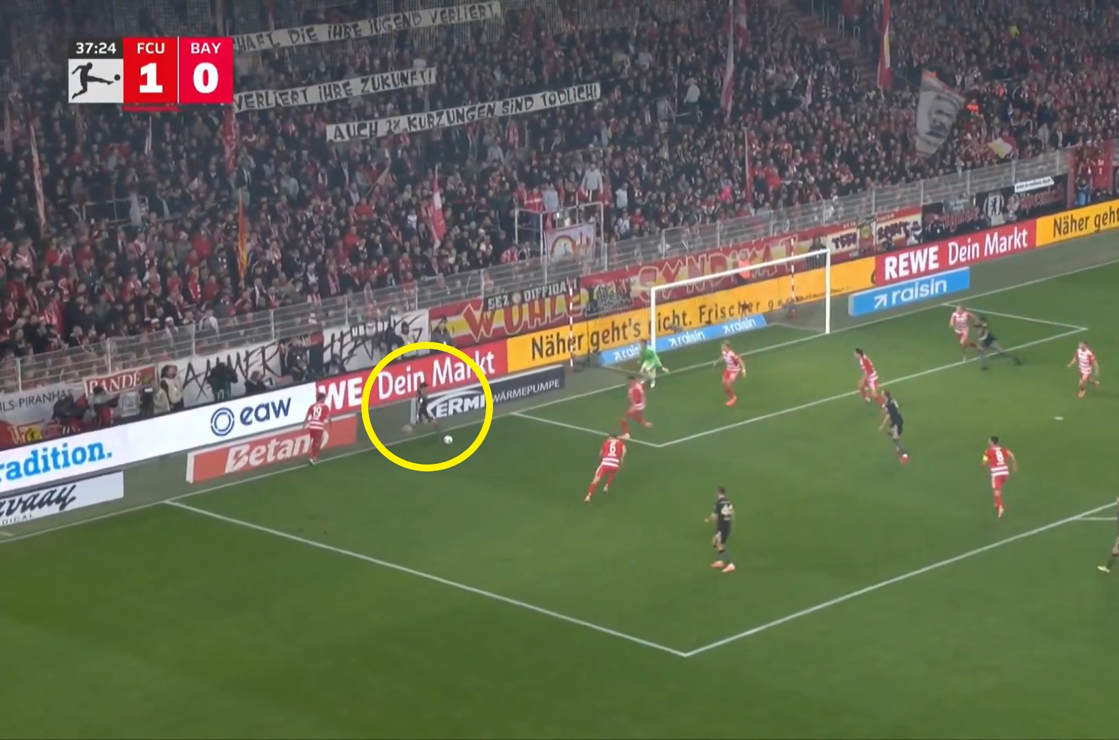 Fenomenalny gol piłkarza Bayernu. Jego kolega złapał się za głowę [WIDEO]