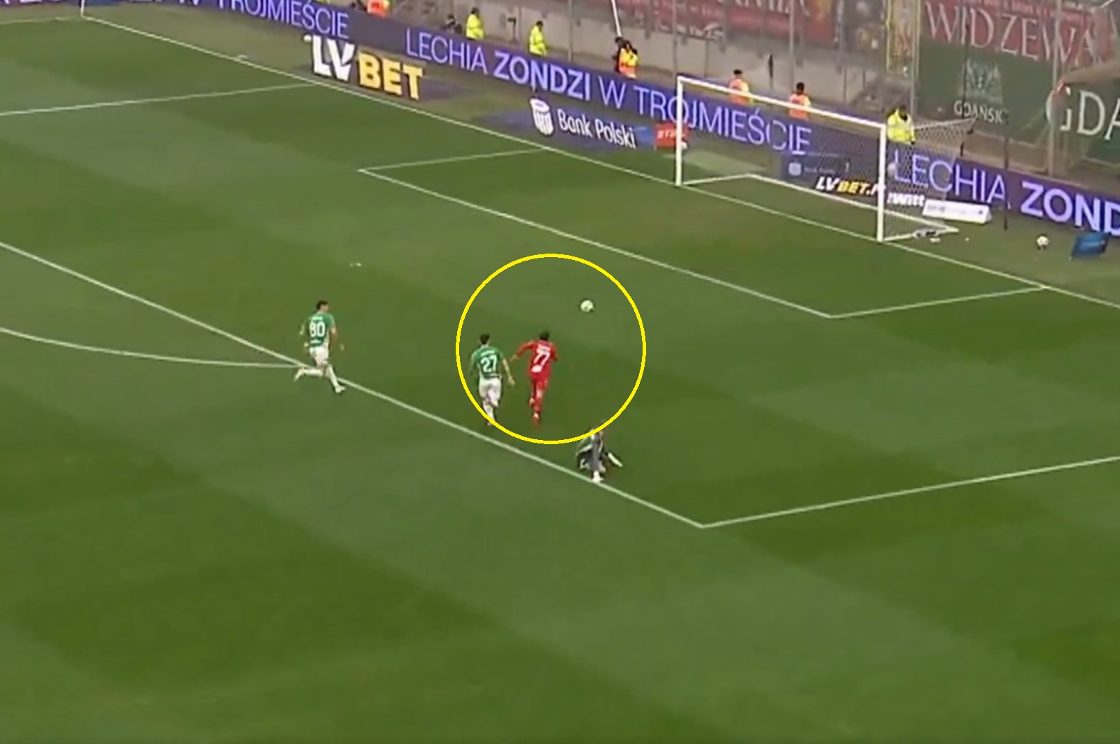 Miał przed sobą pustą bramkę. Niewiarygodne, co tam się stało [WIDEO]