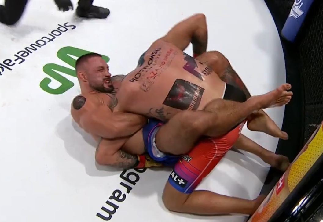 Zmiana na tronie wagi średniej. Mateusz Janur lepszy w walce mistrzów FEN