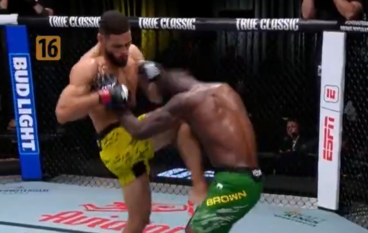 Nokaut w mistrzowskiej walce UFC. Padł bezwładnie na matę [WIDEO]