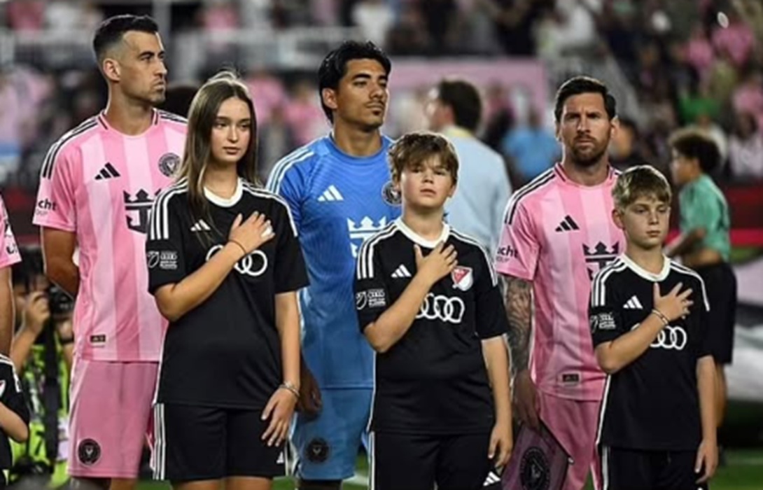 Tylko spójrz, komu towarzyszyły wnuki Trumpa. To prawdziwy gwiazdor