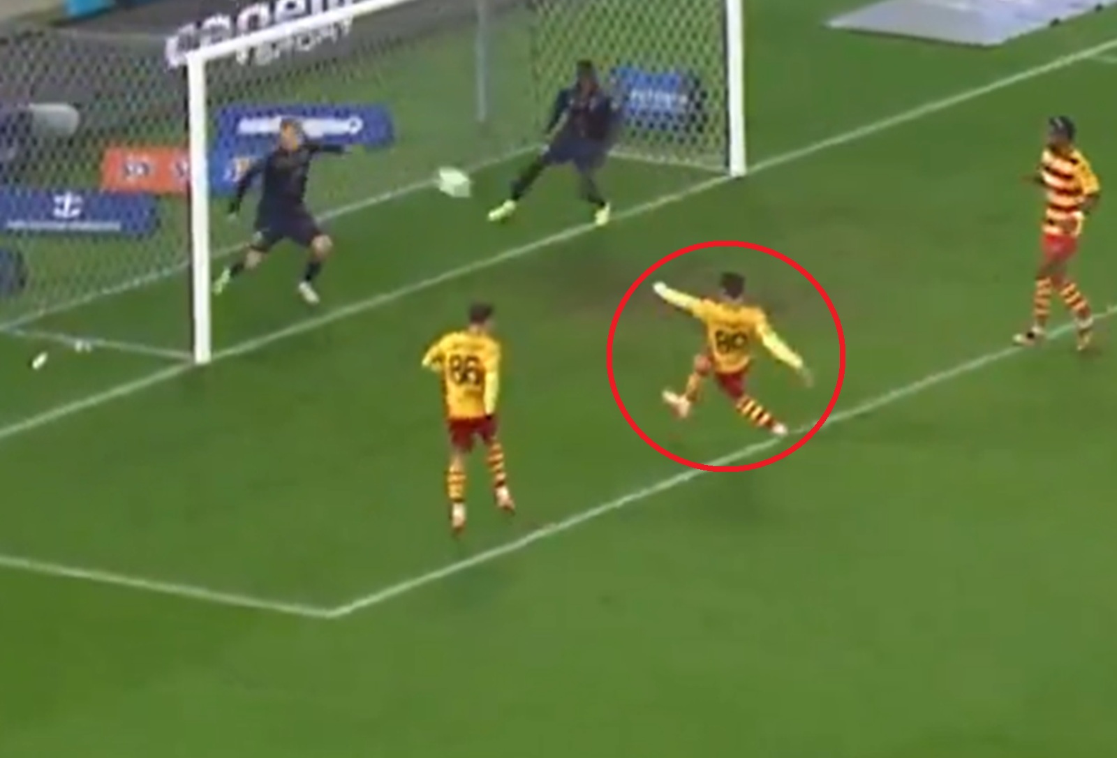 Była ostatnia minuta w hicie Ekstraklasy. I wtedy stało się to [WIDEO]