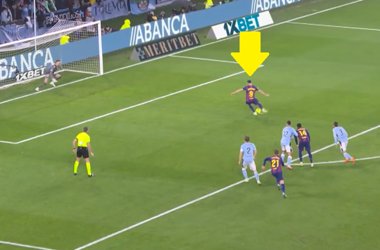 Lewandowski miał sporo szczęścia. Tak wykonał rzut karny [WIDEO]