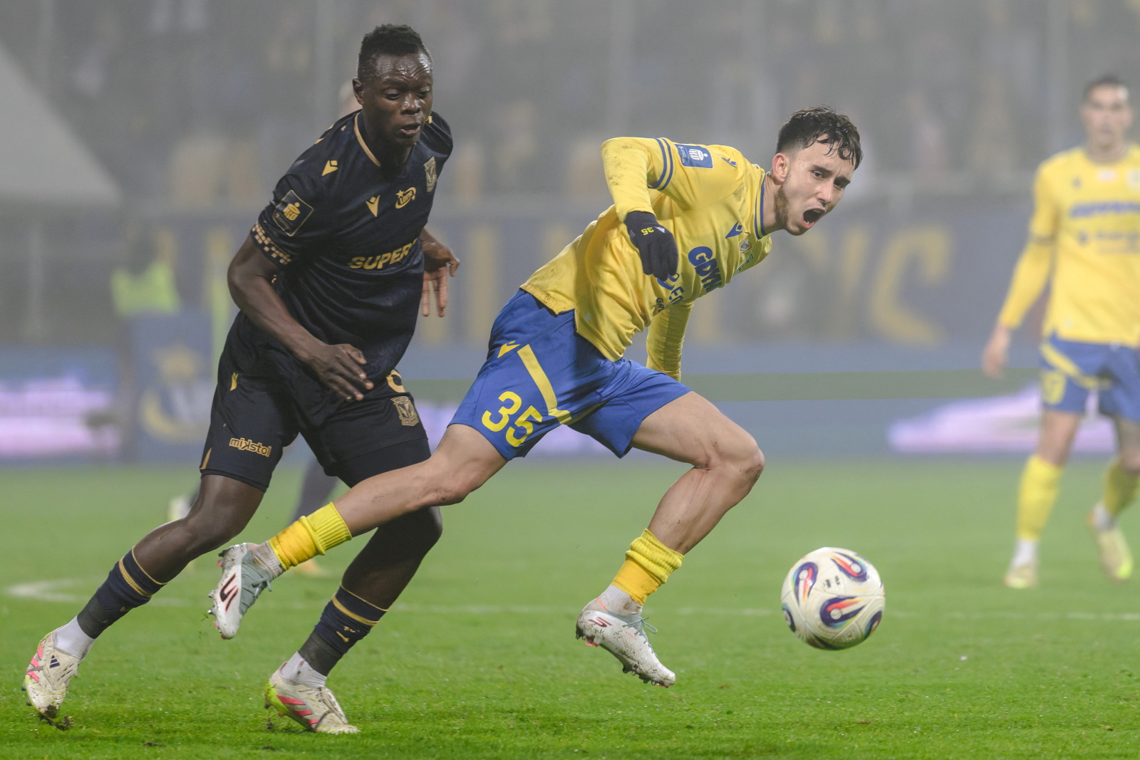 Czerwona kartka i hat-trick w 14 minut. Lech pogrążony w Gdyni