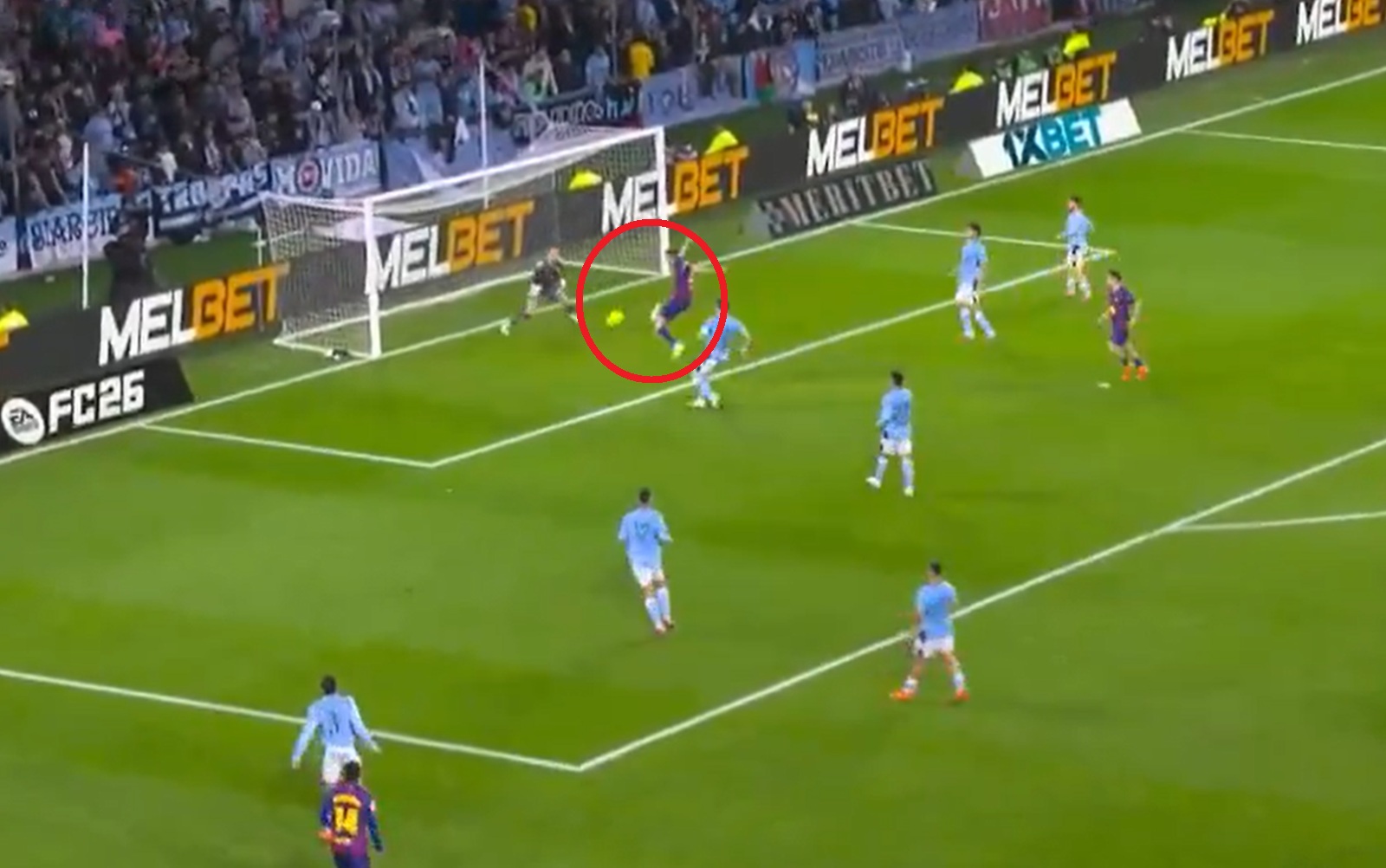 Lewandowski ośmieszył bramkarza. Dublet Polaka [WIDEO]