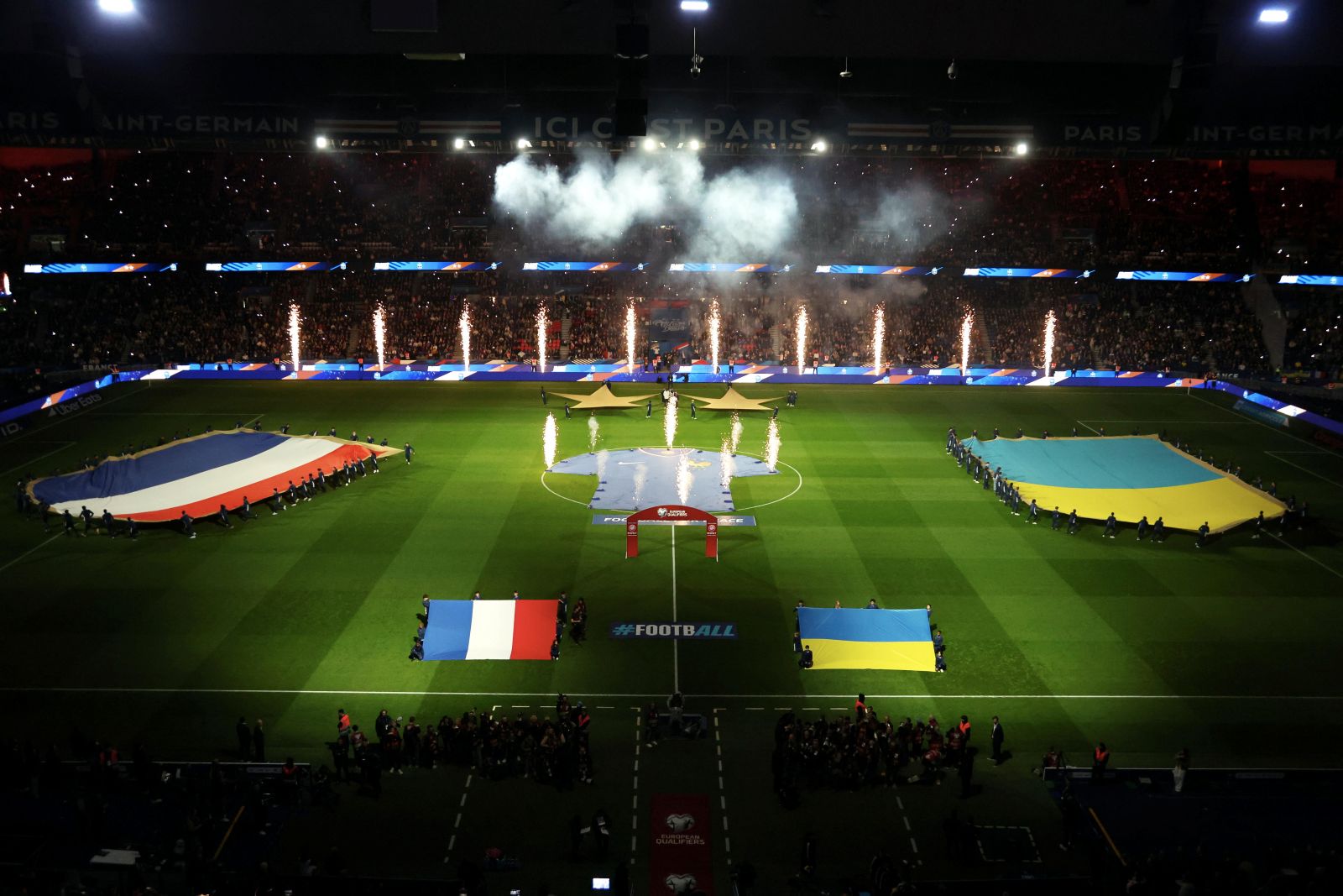 Wymowne sceny podczas meczu Francji z Ukrainą. "Miejsce pamięci"