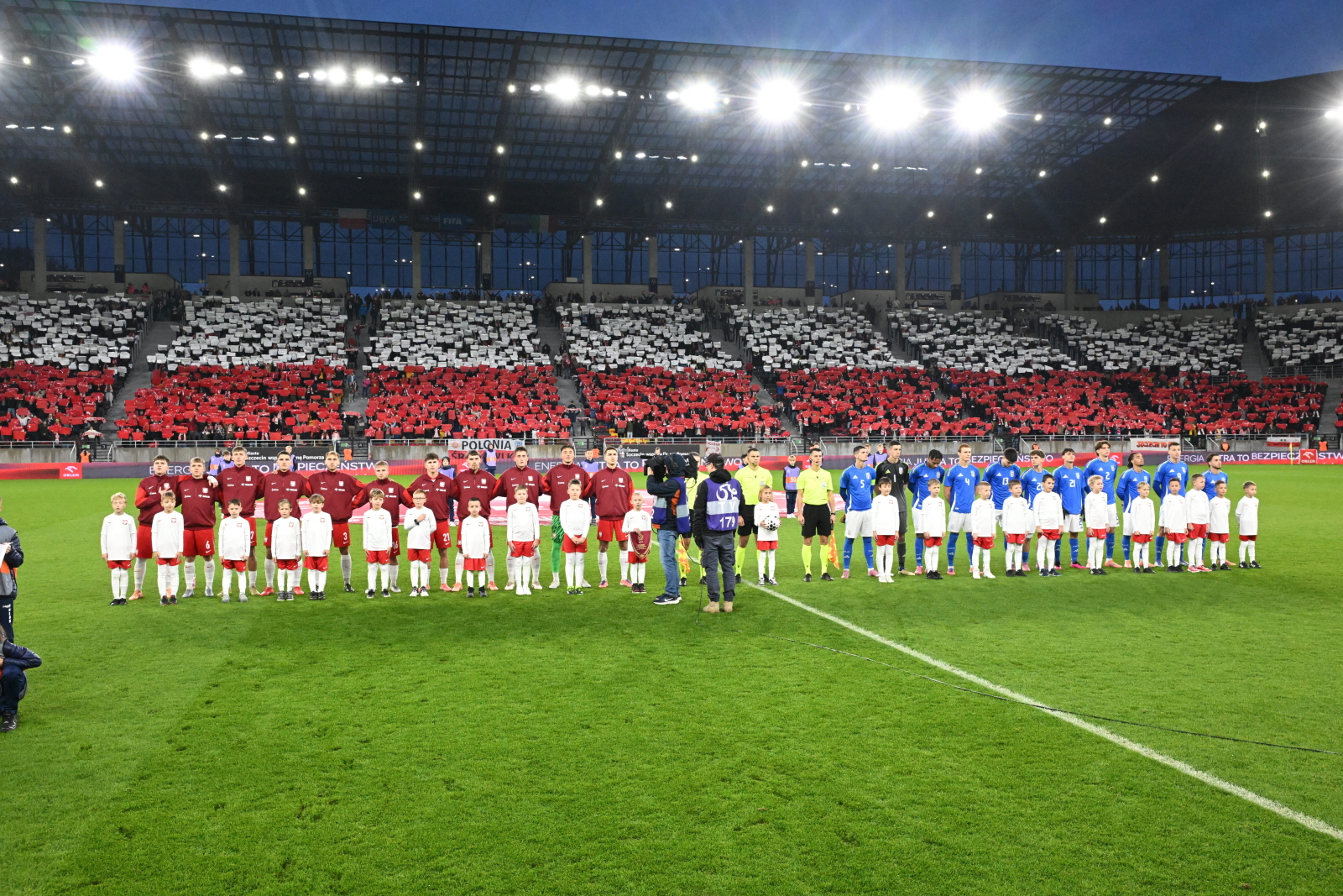 Przepiękne obrazki. Kibice zrobili show na meczu młodzieżówki