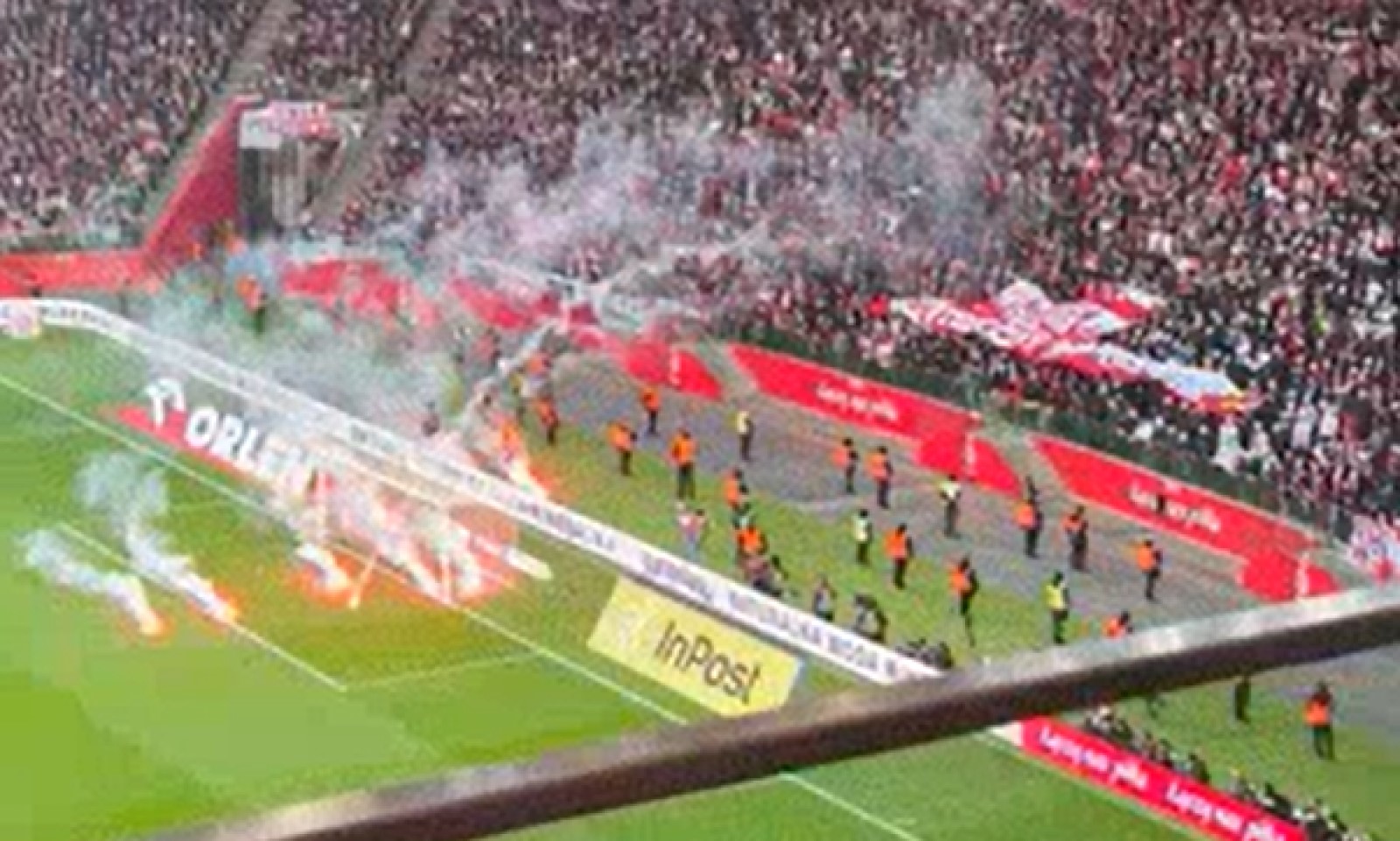 Skandaliczne zachowanie kibiców. Sędzia musiał przerwać mecz Polaków