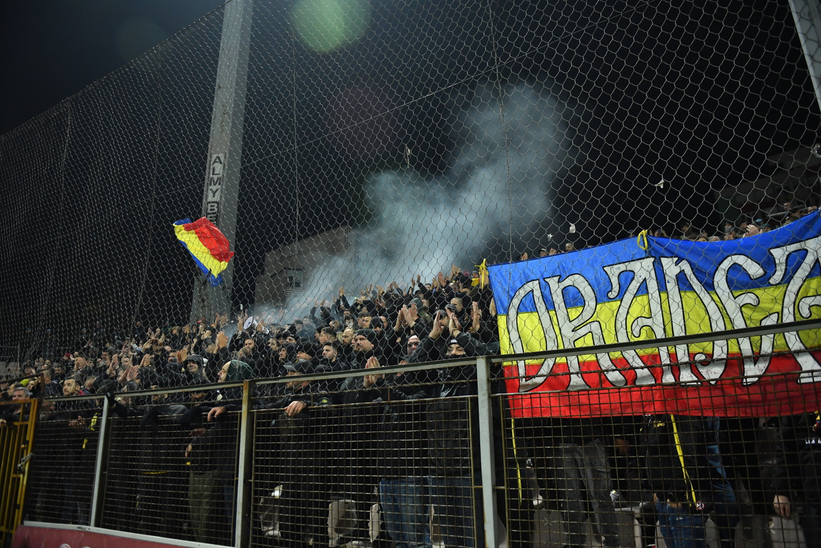 W drodze na mecz wywiesili skandaliczny transparent. Sławili zbrodniarza