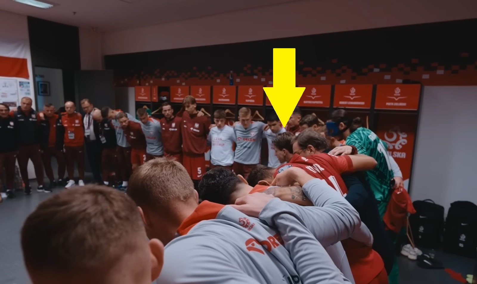 Pokazali film z szatni kadry. Kibice zgodni. "Przyszły kapitan"