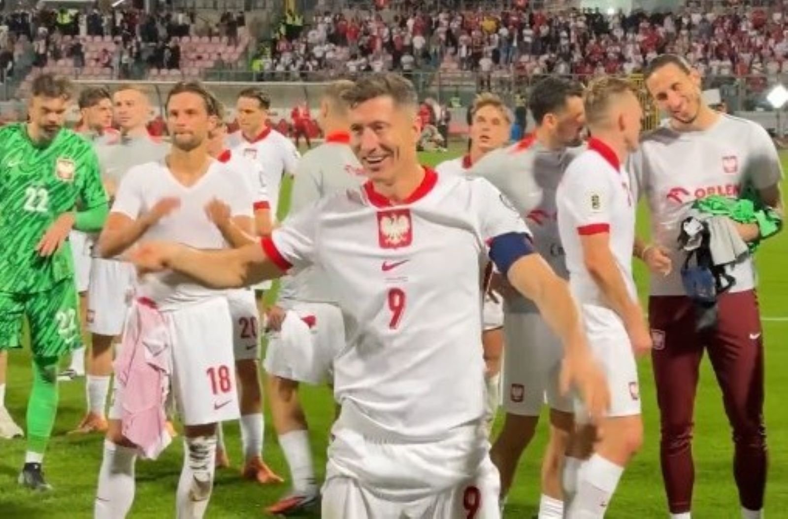 Po meczu Polacy podeszli do kibiców. Tak zachował się Lewandowski