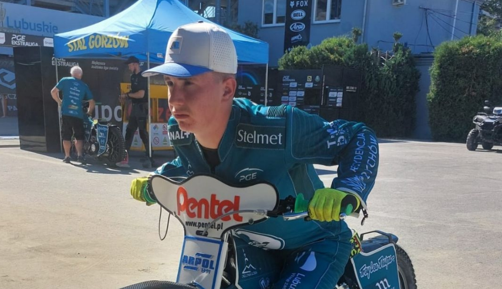 Żużel. Dojrzałość młodego zawodnika. Nawiązuje do Zmarzlika i Kurtza