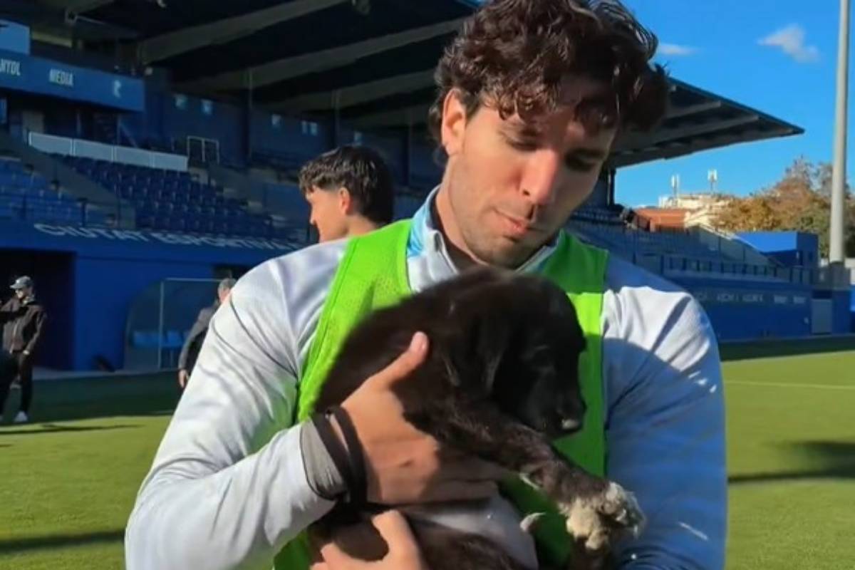 Wyjątkowe obrazki na hiszpańskim stadionie. Piłkarz wsparł szczytną akcję