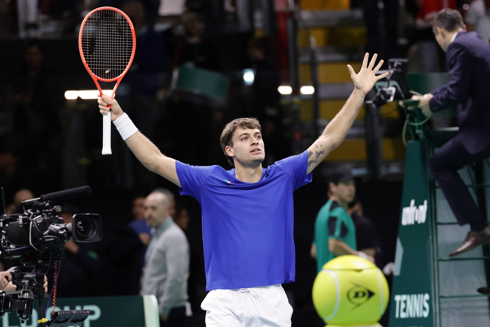 Szalone spotkanie i euforia w Bolonii. Lider gospodarzy obronił siedem meczboli