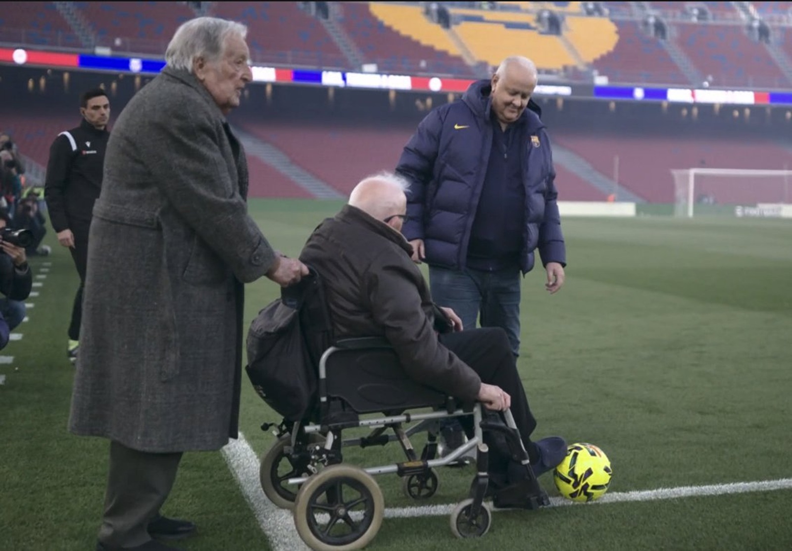 Co za gest Barcelony na otwarcie Camp Nou. Dwaj najstarsi