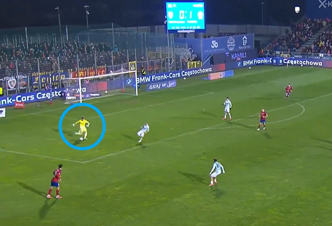 Fatalny błąd bramkarza Rakowa. Sprezentował Piastowi gola, zobacz nagranie