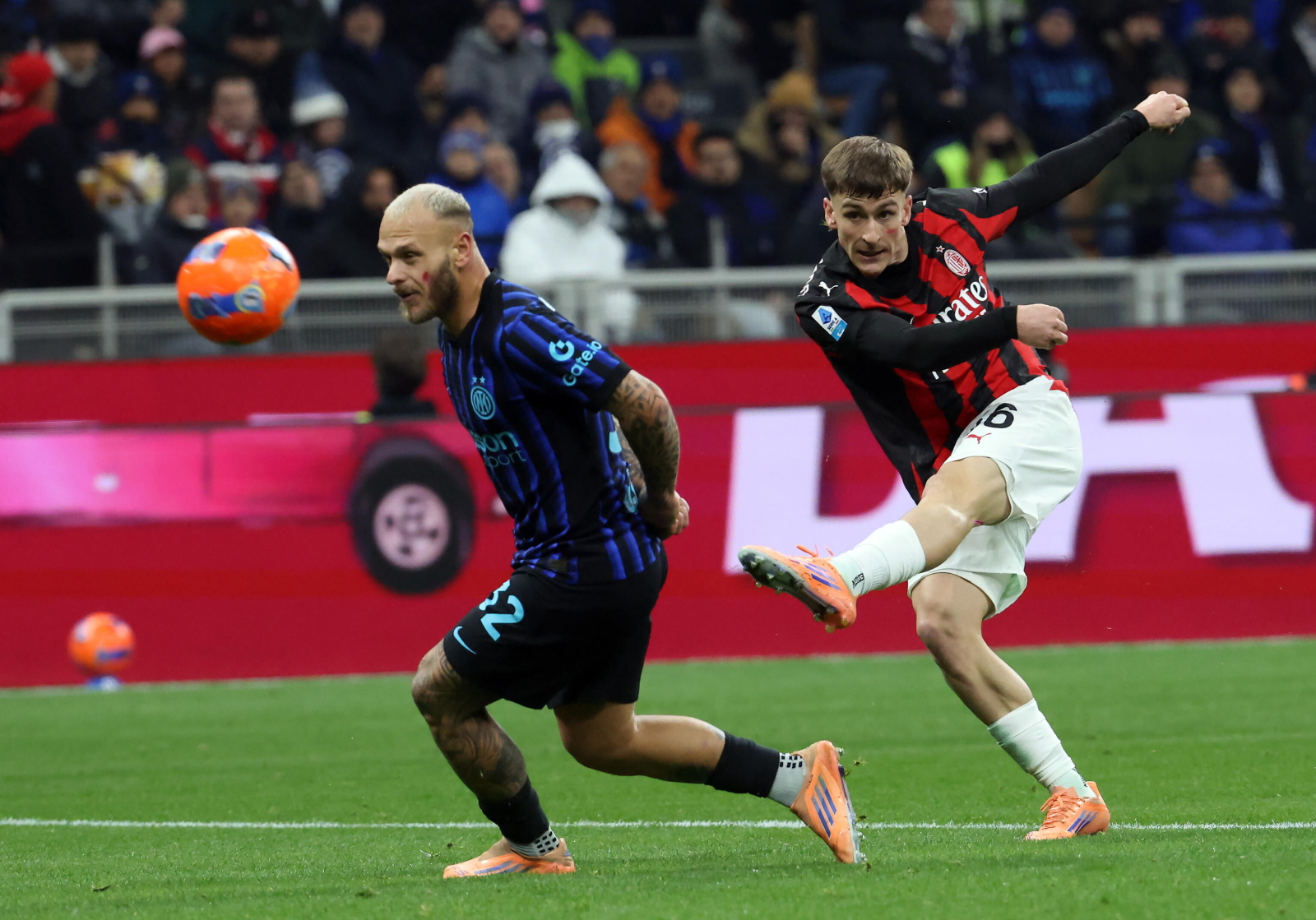 Trwa koszmar Interu w derbach Mediolanu. Zmarnował choćby rzut karny