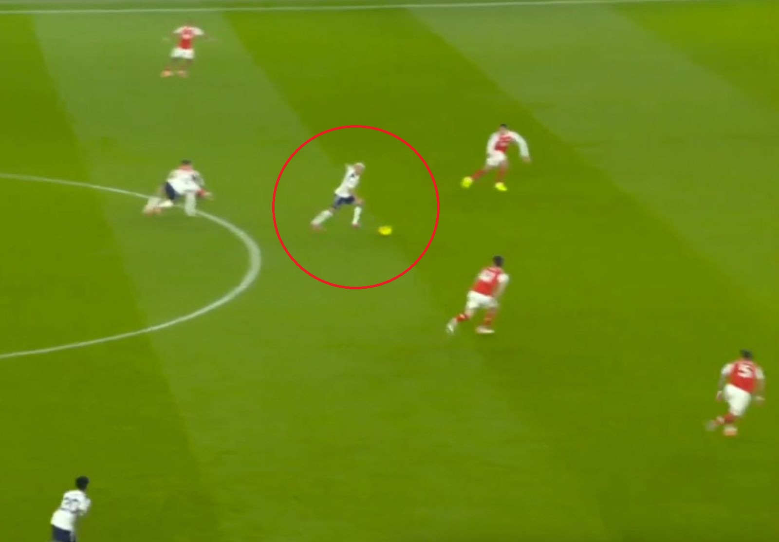 Nawet się nie zastanawiał. Cudowne trafienie w derbach Londynu